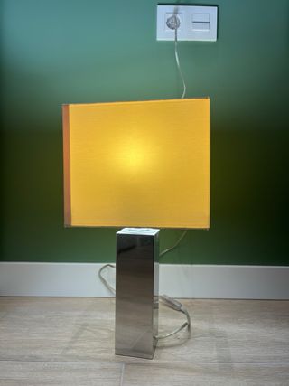 Lámpara de mesa moderna beige y blanca