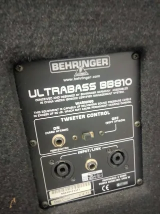 Pantalla Behringer BB810 Bajo