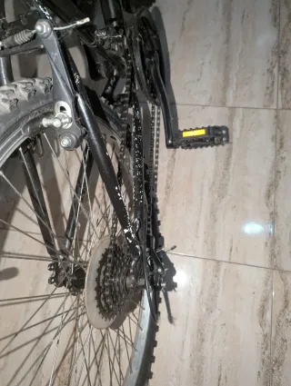 Bicicleta Montaña Negra. Color o. blanco y rosa.