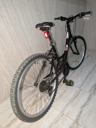 Bicicleta Montaña Negra. Color o. blanco y rosa.