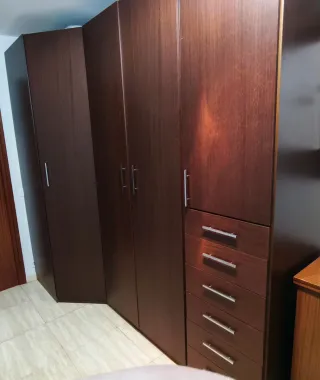 Armario modular madera oscura
