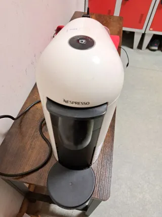 Cafetera blanca y negra