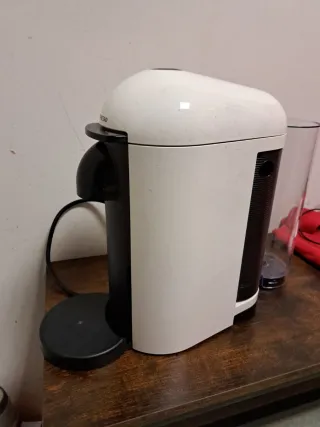 Cafetera blanca y negra