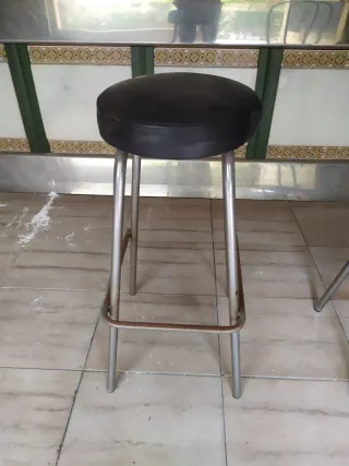 4 Taburetes Acero Inoxidable y Piel Negra