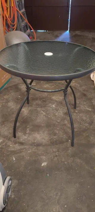 2 Sillones de jardín acolchados y mesa de cristal