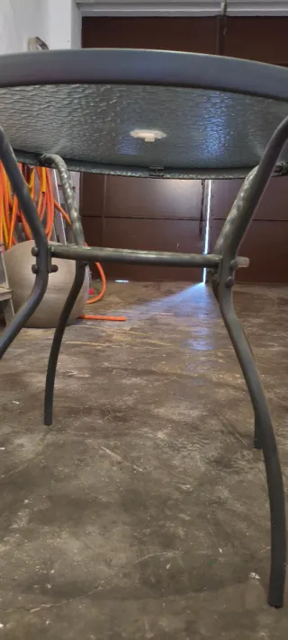 2 Sillones de jardín acolchados y mesa de cristal