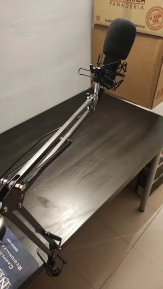 Micrófono de podcasting negro