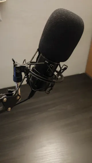 Micrófono de podcasting negro