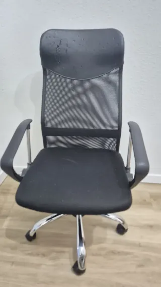 Silla de oficina negra y plateada