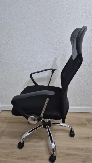 Silla de oficina negra y plateada