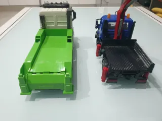 Lotto giocattoli: camion gru e camion ribaltabile