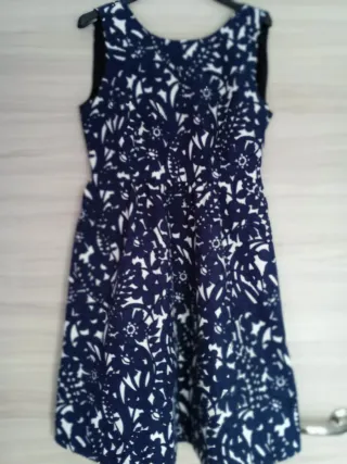 Vestido de fiesta azul y blanco con tirantes