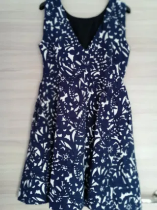 Vestido de fiesta azul y blanco con tirantes