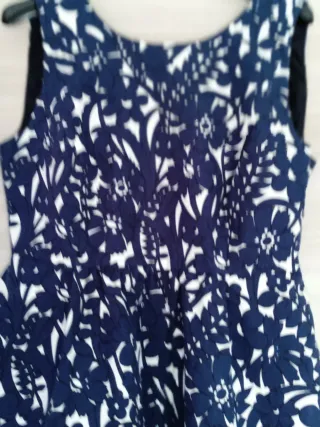 Vestido de fiesta azul y blanco con tirantes