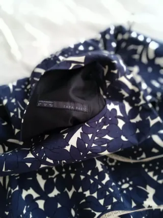 Vestido de fiesta azul y blanco con tirantes