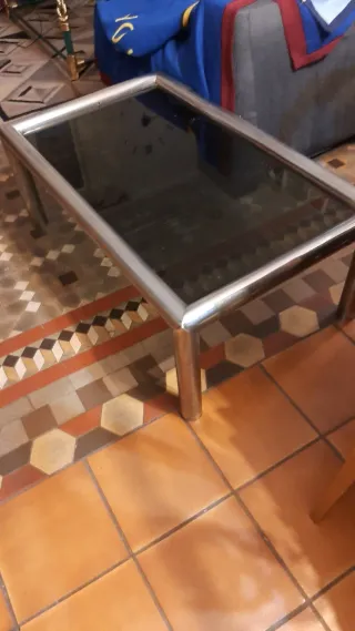 Tavolino in acciaio e vetro scuro