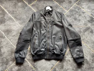 Cazadora de piel negra