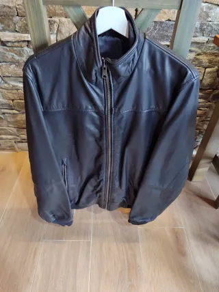 Cazadora de piel negra