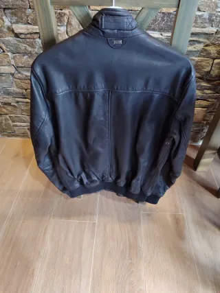 Cazadora de piel negra