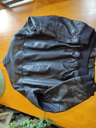 Cazadora de piel negra