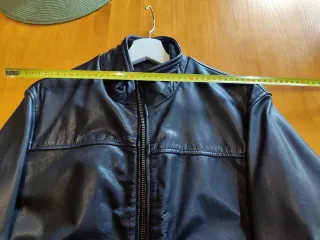 Cazadora de piel negra