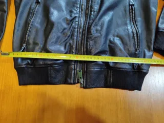 Cazadora de piel negra