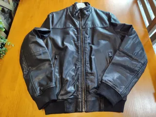 Cazadora de piel negra