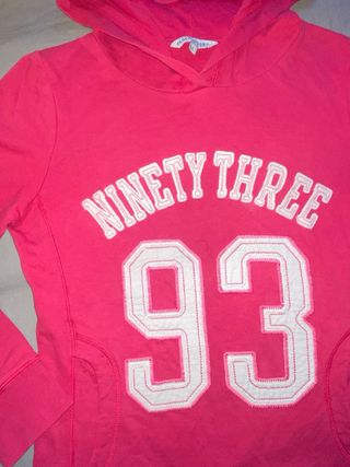 Sudadera clockhouse rosa con capucha y número 93