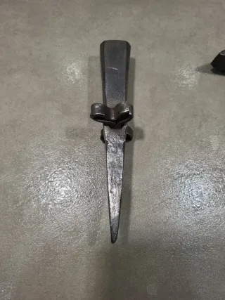 Yunque y martillo de hierro antiguo