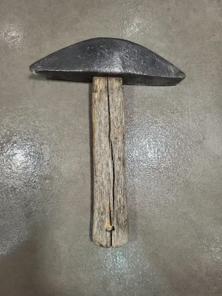 Yunque y martillo de hierro antiguo