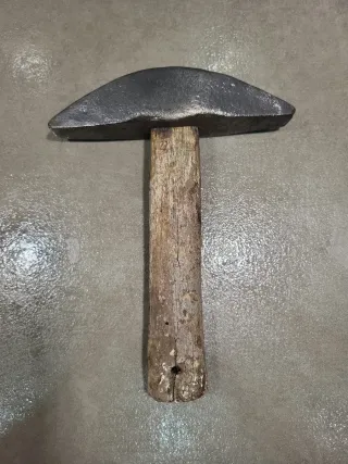 Yunque y martillo de hierro antiguo