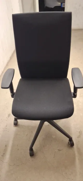 Silla de oficina negra