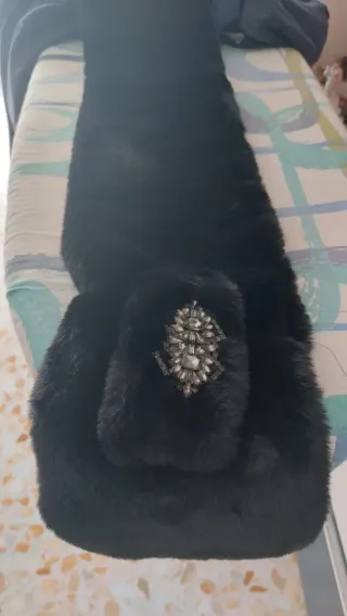 Sciarpa nera in pelliccia sintetica con gioiello