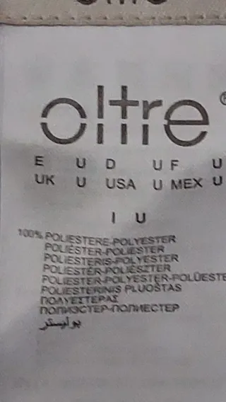 Sciarpa nera in pelliccia sintetica con gioiello