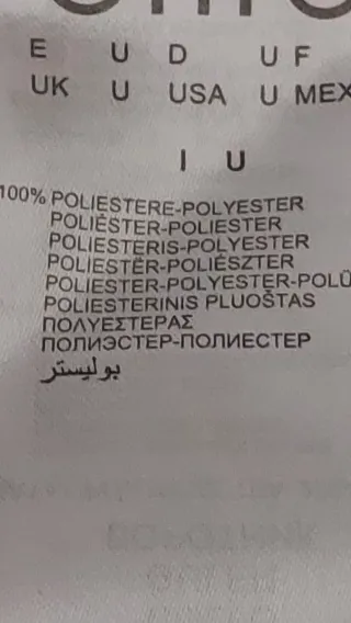 Sciarpa nera in pelliccia sintetica con gioiello