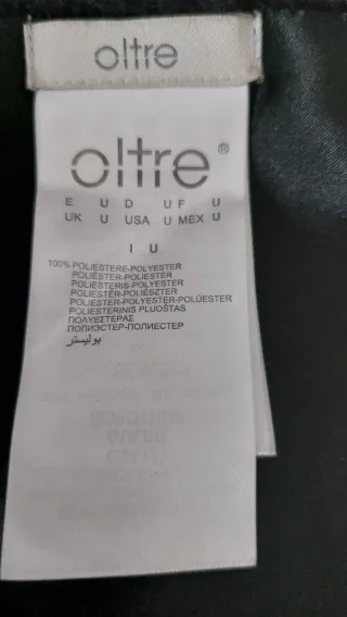 Sciarpa nera in pelliccia sintetica con gioiello