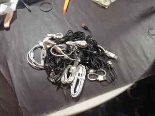 33 cavi di ricarica per dispositivi mobili, 4 per iPhone