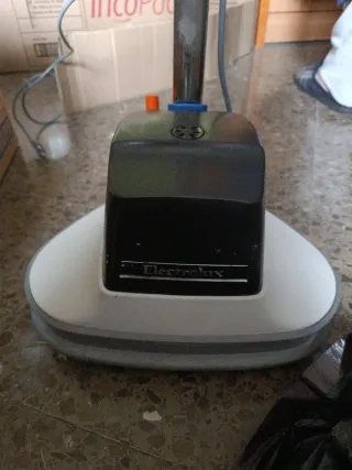 Enceradora de suelos con cepillos y discos.