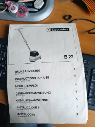 Enceradora de suelos con cepillos y discos.