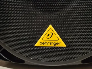 2 Altavoces activos Behringer B215D