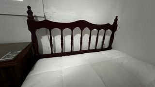 Cama antigua de madera oscura con colchon incluido