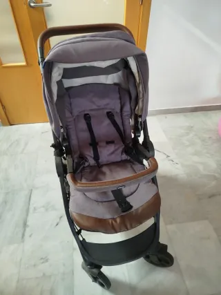 Carrito de bebé gris y marrón