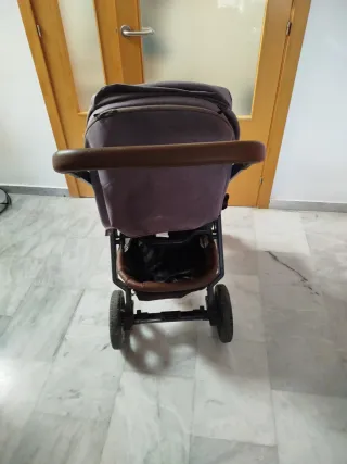 Carrito de bebé gris y marrón