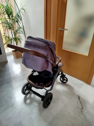 Carrito de bebé gris y marrón