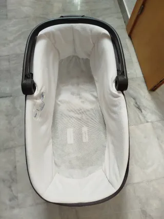 Carrito de bebé gris y marrón
