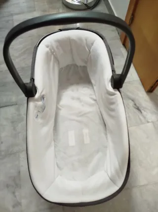 Carrito de bebé gris y marrón