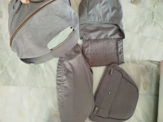 Carrito de bebé gris y marrón