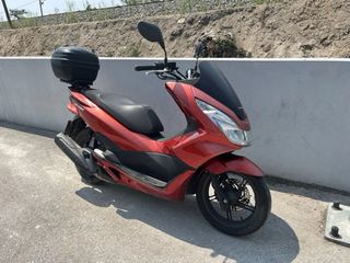 Honda PCX 125cc 2014 Roja - 18.000 Km y dos cascos