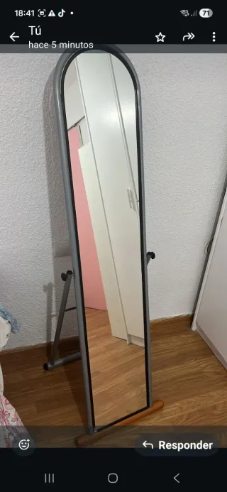 Espejo de pie con marco gris y base de madera