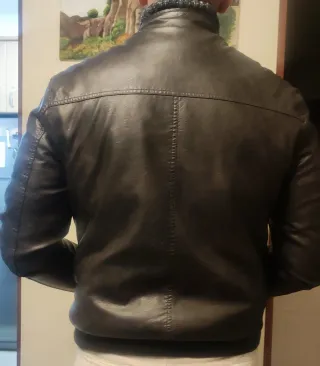 Cazadora de piel negra